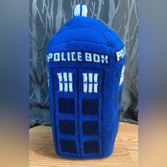 Custom - Decorative, knitted, foam filled TARDIS from Doctor Who - Picture 8 of 10